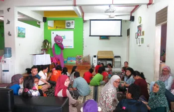 Alumni FE UI berbagi kasih di rumah anyo