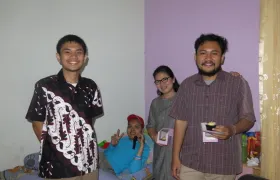 foto Alumni FE UI berbagi kasih di rumah anyo 8 alumni_feui_9