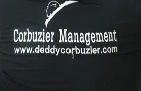 foto Deddy Corbuzier host ‘Hitam Putih’ syuting di rumah anyo 10 dc_2