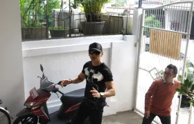 foto Deddy Corbuzier host ‘Hitam Putih’ syuting di rumah anyo 2 dc_7