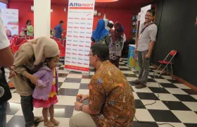 foto edukasi kanker anak di Alfamart Poltangan 4 edukasialfamart_04