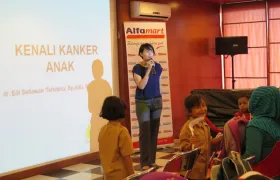 foto edukasi kanker anak di Alfamart Poltangan 6 edukasialfamart_06