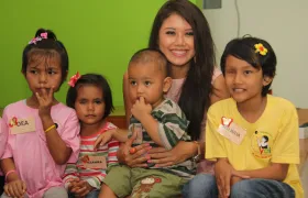 foto Miss Indonesia 2012 berkunjung ke ‘rumah anyo’  Terima kasih untuk kunjungan Inesh Putri Tjiptadi Chandra ke rumah anyo 3 ineshputri1