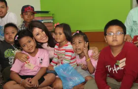 foto Miss Indonesia 2012 berkunjung ke ‘rumah anyo’  Terima kasih untuk kunjungan Inesh Putri Tjiptadi Chandra ke rumah anyo 5 ineshputri3