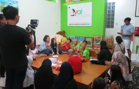 foto Kunjungan penyanyi Nola B3 dan Naura putrinya 4 naura_4