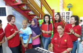 foto Ussy Pieters Choir ke ‘rumah anyo’ 2 upc2